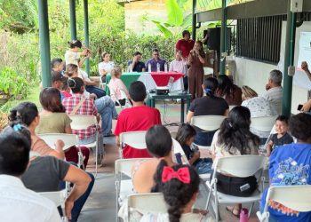 Foto general de funcionarios y comunidad presente en la socialización