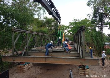 Foto general del avance en la instalación del puente Mabey