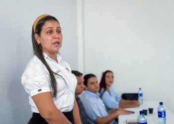 Funcionaria de la Gobernación durante la socialización del contrato 539