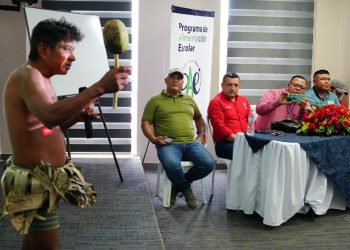 Funcionarios y líderes comunitarios durante presentación cultural.