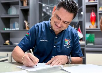 Gobernador de Arauca durante la firma del convenio para la planta de beneficio animal