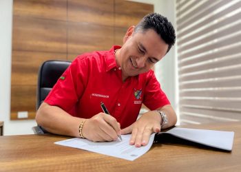 Gobernador de Arauca durante la firma para la priorización de recursos