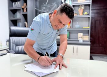 Gobernador de Arauca firmando el convenio