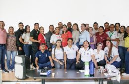 Funcionarios y colaboradores participando en charla de bienestar emocional